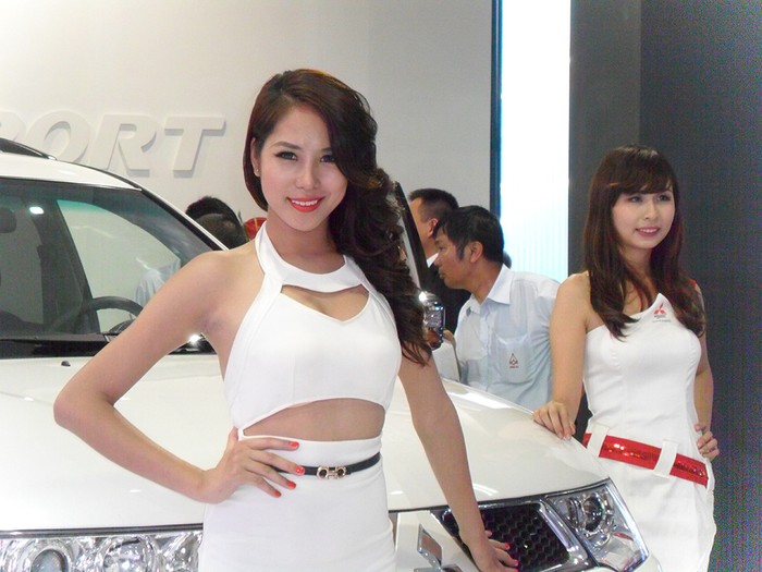 Vẻ đẹp mặn mà của phụ nữ Việt rất được các hãng xe coi trọng.